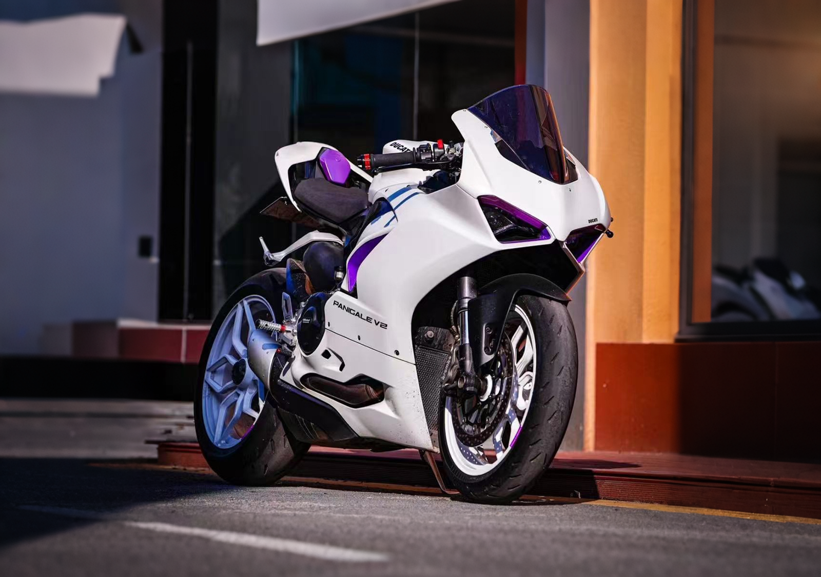 DUCATI-PANIGALE V2