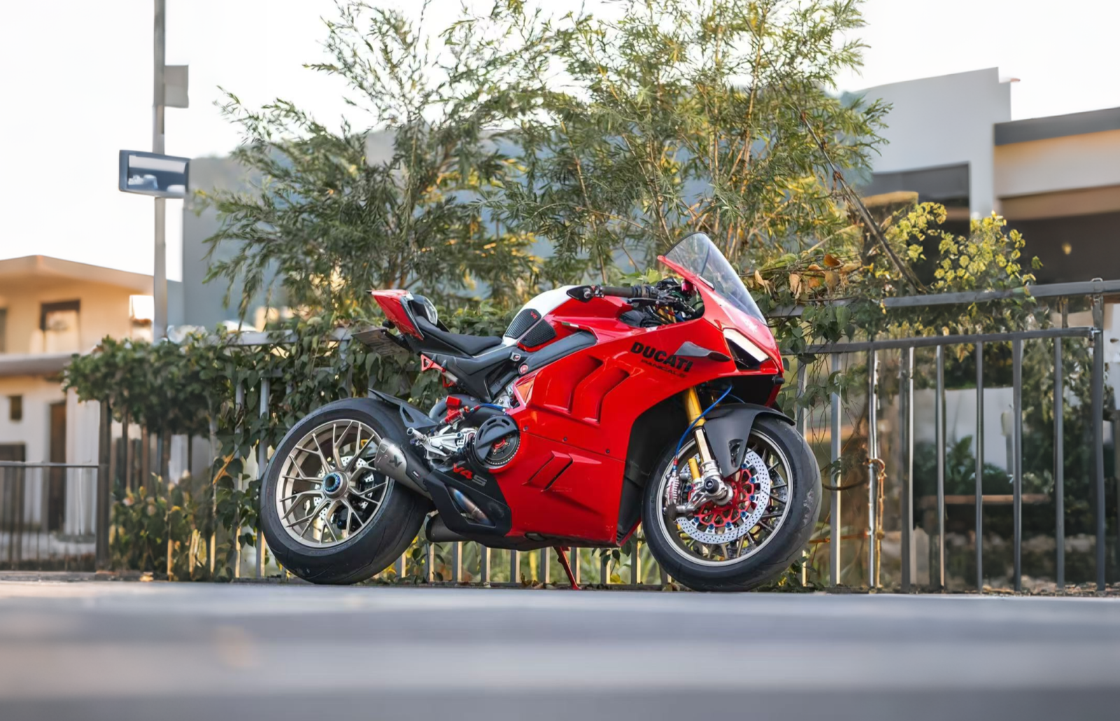 DUCATI-PANIGALE V4